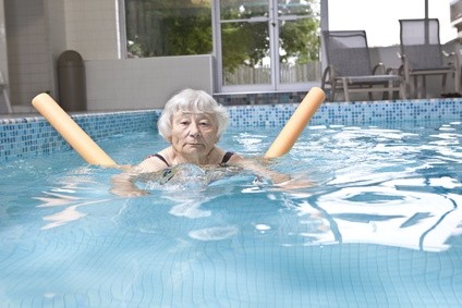 Ćwiczenia w wodzie są polecane nawet dla seniorów, którzy już zmagają się z zaawansowaną osteoporozą.   