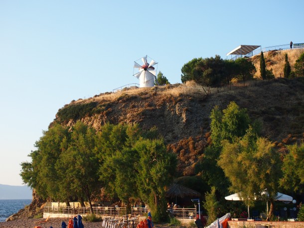 Nad Anaxos, niewielką turystyczną miejscowością na północnym wybrzeżu Lesbos, góruje charakterystyczny wiatrak