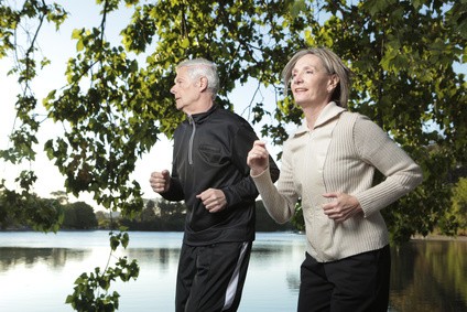 Aktywny styl życia, zdrowa dieta, badania - Polacy po 50-tce chcą o siebie dbać i cieszyć się drugą młodością