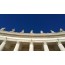 Biel kolumnady na Placu św. Piotra i olśniewająco niebieskie niebo - stojąc w niedługich (poza sezonem) kolejkach do bramek bezpieczeństwa można podziwiać bogactwo architektury Watykanu