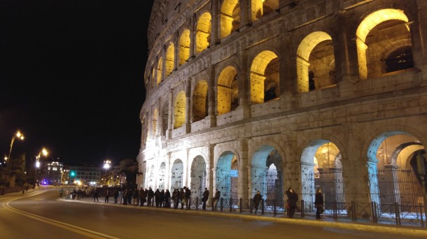 Mieszkać w Rzymie to również mieć przywilej oczekiwania na autobus w cieniu Koloseum. Do Koloseum dojedziemy też tramwajem i przede wszystkim - metrem (linia B).