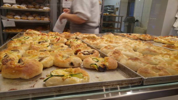Jedna z wielu, naprawdę wielu, rzymskich piekarni. Panificio Mosca nieopodal Watykanu. Najlepsza pizza bianca i najlepsze bułeczki pizzowe - z cukinią, albo pieczarkami, albo po prostu sosem pomidorowym. Dwie osoby najedzą się za 4-5 euro! 