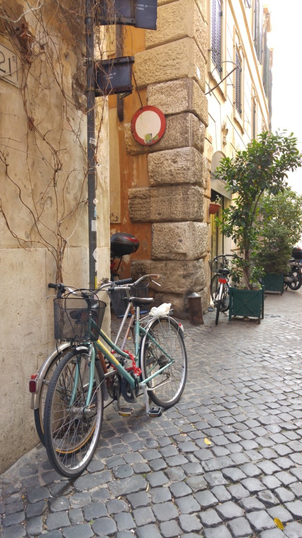 Choć wiele rzymskich ulic pokrytych jest niezbyt wygodnym dla stóp brukiem, rzymianie chętnie przemieszczają się po mieście na rowerach. Są też wypożyczalnie jednośladów. 