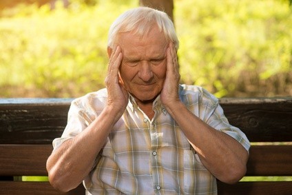Niektórzy pacjenci przed pojawieniem się ataku, obserwują u siebie silne odczuwanie zapachów, mają zaburzenia wzrokowe, nadwrażliwość na światło dźwięk, są rozdrażnieni, boli ich głowa