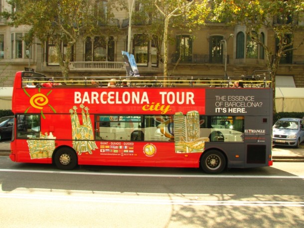 Barcelona Bus Turistic i jego przystanki ułatwiają orientację  w mieście.     