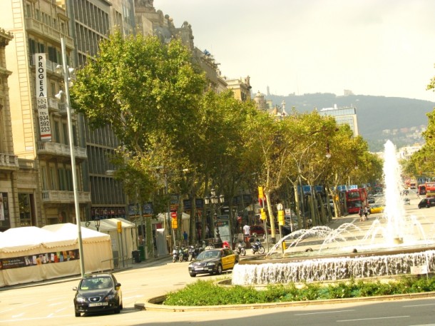 Można mówić o dwóch okresach rozkwitu Barcelony. Miasto średniowieczne najlepiej podziwiać na piechotę, snując się po wąskich uliczkach. Natomiast Barcelonę z okresu XIX-wiecznego rozkwitu, najłatwiej ogarnąć wzrokiem, jadąc na górnym piętrze turystycznego  autobusu. Np. linii czerwonej.     