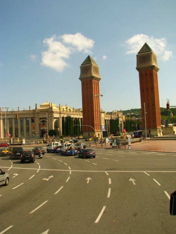 Plac Hiszpański jeden z głównych i największych placów w Barcelonie u podnóża wzniesienia Montjuic. Tu zbiegają się szlaki komunikacyjne.     