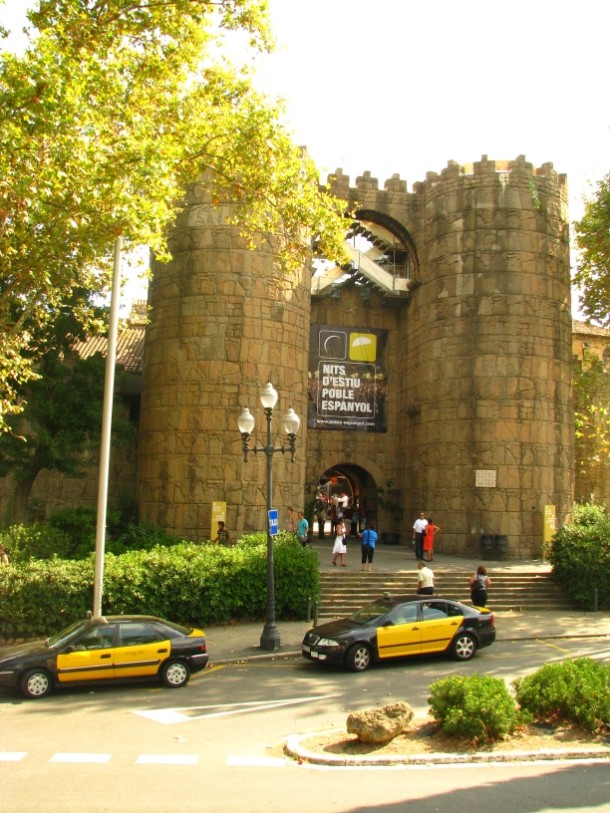 Wejście do Poble Espanyol (po katalońsku znaczy Wioska Hiszpańska). Wybudowano ją w 1929 roku na Targi Międzynarodowe. Wewnątrz stworzono jakby miasto z ponad stoma 100 budynkami w różnych stylach architektonicznych z różnych Reginów Hiszpanii.      