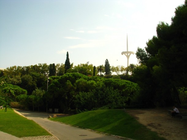 Wierzchołek Torre de Comunicacions, czyli anteny nadawczej zaprojektowanej przez Santiago Calatravę. Po drodze miniemy też halę sportową Palau Sant Jordi (projekt Arata Isozaki). Pamiątki po Olimpiadzie w Barcelonie w 1992 roku     