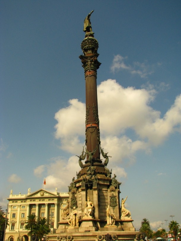 W Barcelonie jest najwyższy ze wszystkich 64 pomników Kolumba na świecie. W sumie nic dziwnego, bo to przecież tu wrócił 3 kwietnia 1493 roku ze swej pierwszej odkrywczej wyprawy do Indii Zachodnich.     