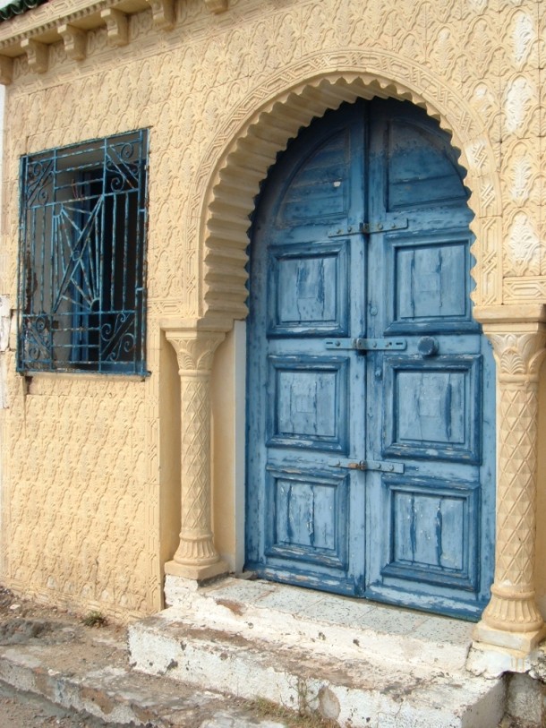 Współczesne drzwi w El-Mahdiji  