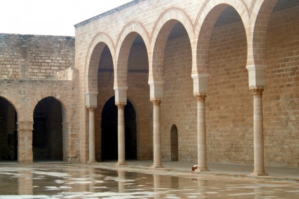 Wewnętrzny dziedziniec Wielkiego Meczetu (o wymiarach 42 m x 50 m) otoczony jest z trzech stron arkadowymi podcieniami  