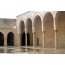 Wewnętrzny dziedziniec Wielkiego Meczetu (o wymiarach 42 m x 50 m) otoczony jest z trzech stron arkadowymi podcieniami  