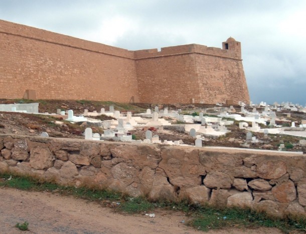 Poza murami medyny Al-Mahdiji znajduje się turecki fort Al-Burdż al Kabir z XVI wieku, z potężnymi bastionami. Na wzgórzu obok cmentarz muzułmański  