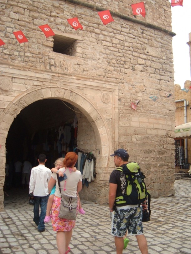 Potężna brama Skifa el-Kahla zbudowana została w X wieku   