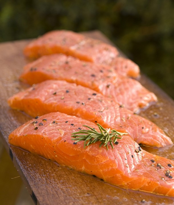 Żeby zapewnić sobie wystarczająco wysoki poziom kwasów omega-3 trzeba jeść przynajmniej 2-3 razy w tygodniu świeżego łososia, tuńczyka lub makrelę.  