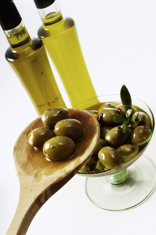 Naturalnym źródłem nienasyconych kwasów są też oliwa z oliwek i orzechy.  