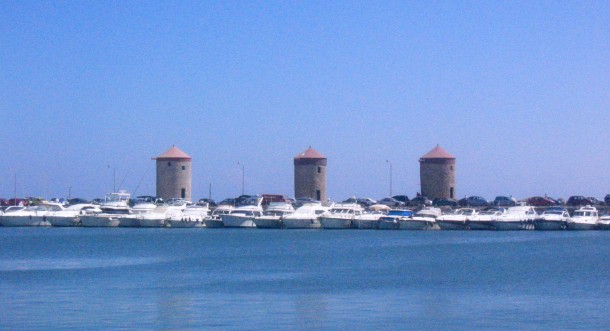 Port Mandraki- na falochronie stoją trzy bizantyjskie wiatraki 