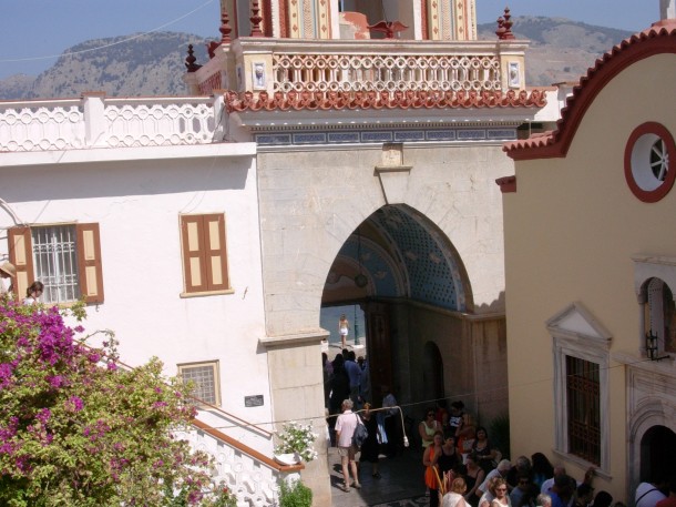 Oblegane przez turystów wejście do klasztoru p.w. Michała Archanioła  