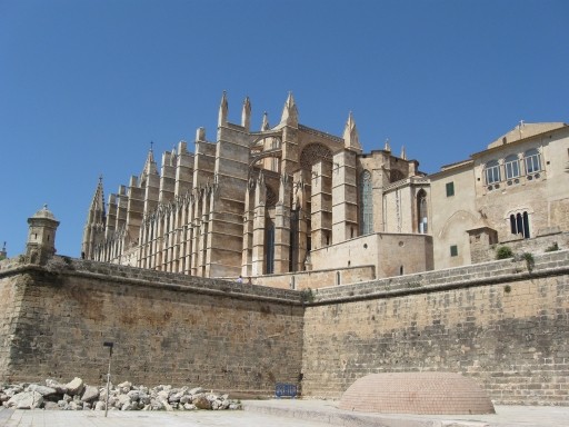 Majestatyczna, gotycka katedra La Seu góruje nad zatoką w stolicy wyspy – Palma de Mallorca  