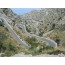Niebezpieczne serpentyny na górskiej drodze wijącej się ku miejscowości La Calobra  