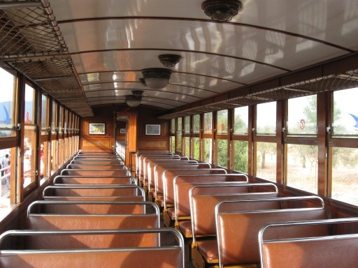 Na wycieczkę do Sóller ze stolicy Majorki można się udać w retro stylu skrzypiącymi wagonikami zaprzężonymi w wąskotorową lokomotywkę, która liczy już sto lat  