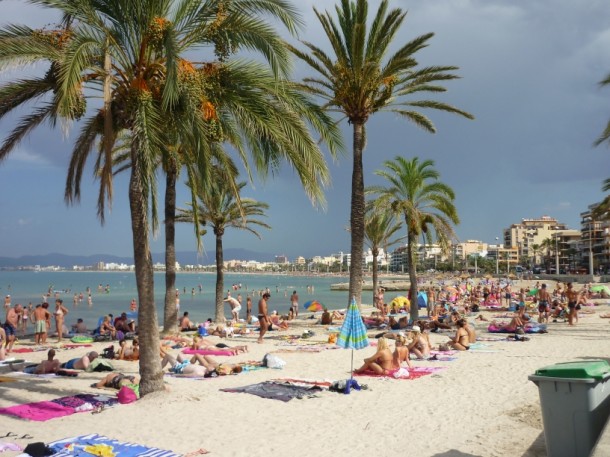 Południowe wybrzeże Majorki – w miejscowości S’Areanal, z piękną piaszczystą plażą publiczną ciągnącą się aż do Can Pastilla, miejscowości tuż przed Palmą  