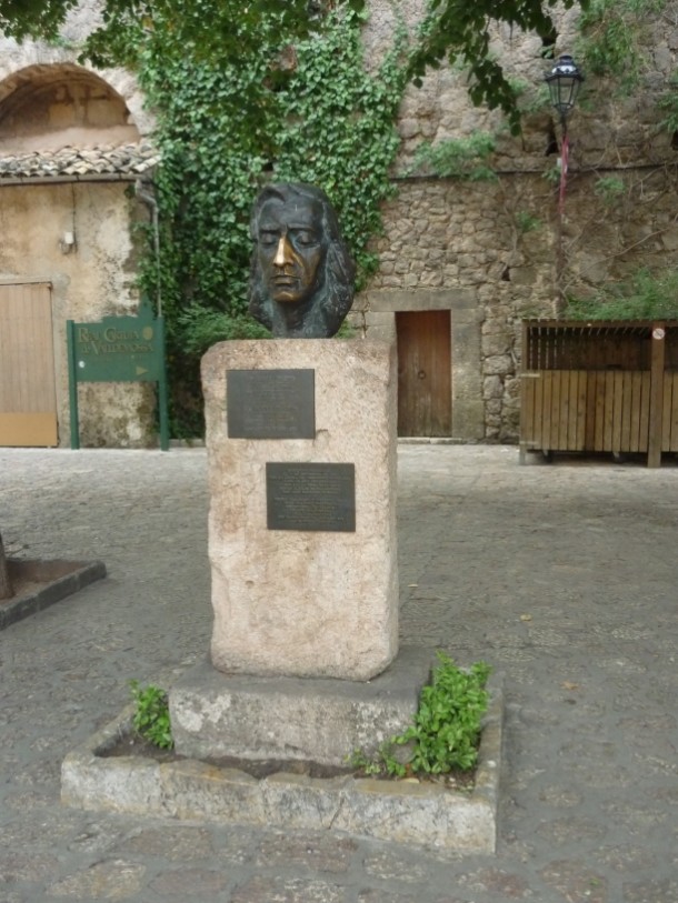 Przed wejściem do klasztoru kartuzów stoi na małym placyku popiersie Fryderyka Chopina   