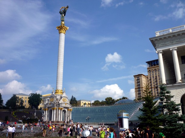Majdan Nezałeżnosti, czyli Plac Niepodległości – usytuowany jest u zbiegu Chreszczatyku i pięciu promieniście rozchodzących się ulic.   