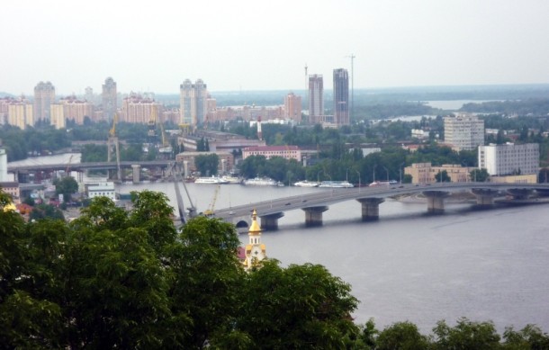 Widok na jeden z jedenastu mostów – przeprawa przez Dniepr zawsze była dla kijowian ważna.  