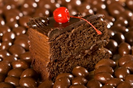 Słodkie ciasta i desery są - obok tłustych i pikantnych dań - najczęstszą przyczyną zgagi.   