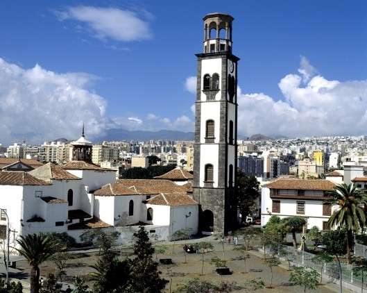 Santa Cruz de Tenerife, stolica wyspy i zarazem port. Tu miesza się stare z nowym. Warto wybrać się do starej części, by zobaczyć jak mieszkanka kultur chrześcijańskiej i islamskiej rozkwitła w stylu kolonialnym. 