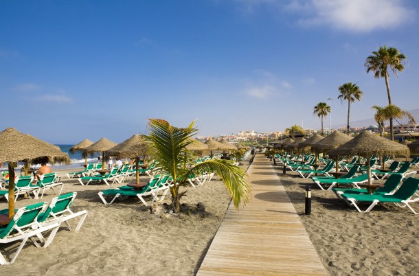 Fañabé i Torviscas. Plaże w Costa Adeje. Obie plaże są połączone promenadą usianą restauracjami i kawiarniami. 