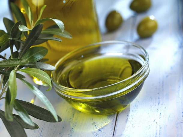 Do pielęgnacji skóry można używać oliwę i oleje spożywcze – np. olej z awokado, siemienia lnianego, orzechów macadamii czy modny ostatnio olej w korzenia łopianu.  