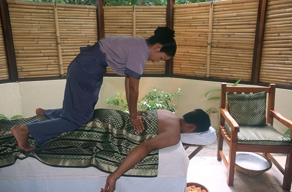 Masaż tajski jest idealny dla osób,  które mają problemy z kręgosłupem, przykurcze mięśni, kłopoty z rozciąganiem, bóle reumatyczne i pourazowe lub są po rehabilitacji 