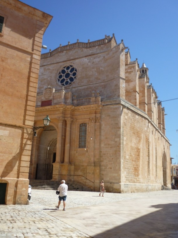 Ciutadella – dawna stolica Minorki z jej wspaniałą gotycką katedrą zbudowaną pod koniec XIII wieku przez Alfonsa III na miejscu stojącego tu wcześniej meczetu. 