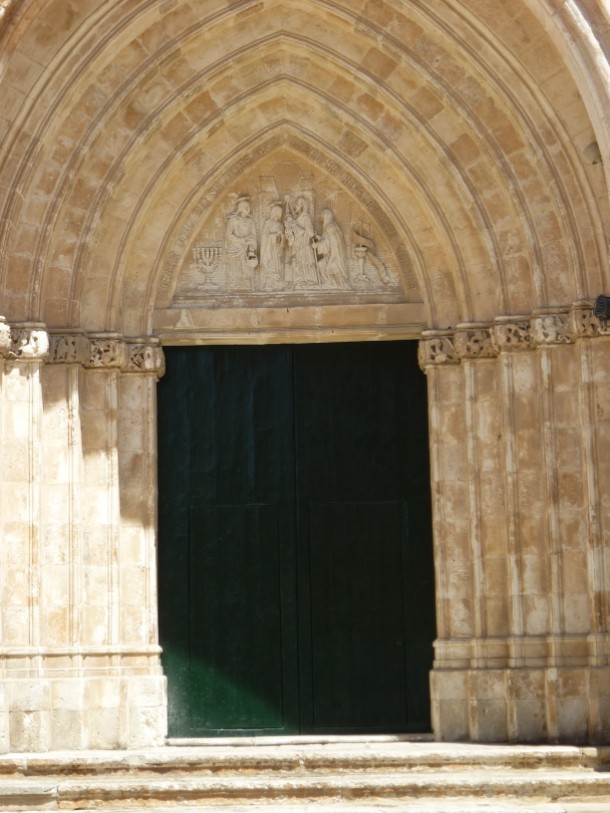 Neoklasycystyczne główne wejście do katedry w Ciutadelli  