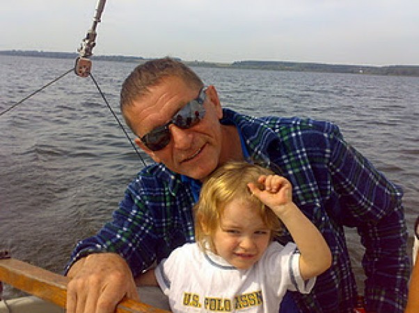 Wiktor z ukochanym dziadkiem, który próbuje go zarazić swoją wielką pasją - żeglarstwem.                 