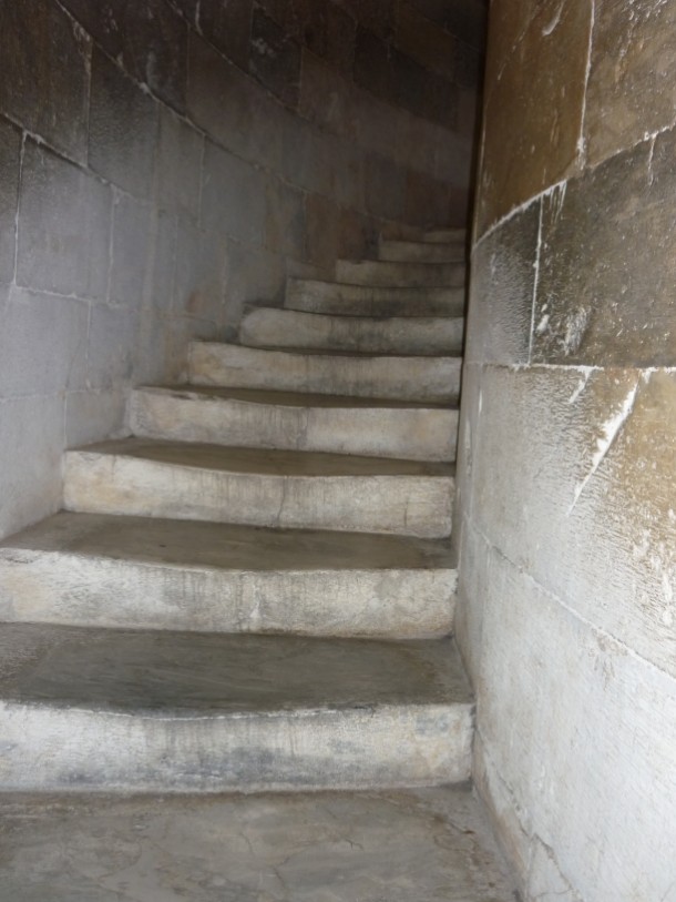 Wąskie schody prowadzące na Krzywą Wieżę.      