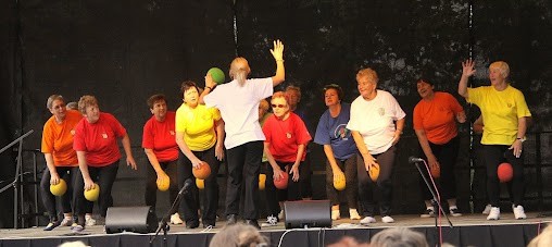 Występy sceniczne:  A’la kabaret z DK Śródmieście, a także przedstawiciele TKKF „Chomiczówka”, Domu Seniora „Piękny Brzeg” i dwa zespoły z Centrum Kultury „Wilanów”.             