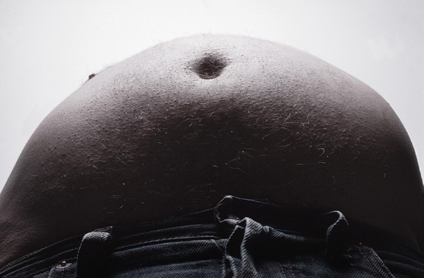 Pojawienie się otyłości brzusznej u mężczyzn częściowo wiąże się z zaburzeniami hormonalnymi, częściowo z trybem życia.    