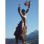 Polonia Restituta - dwumetrowa rzeźba kobiety z brązu symbolizująca odrodzoną Polskę góruje nad tarasem widokowym naprzeciwko restauracji na szczycie Gubałówki   