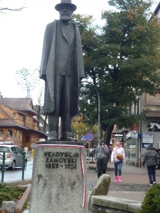 Pomnik hrabiego Władysława Zamoyskiego na skrzyżowaniu Krupówek i Al. 3 Maja    