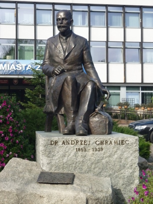 Przed Urzędem miasta Zakopanego  stoi pomnik doktora Andrzeja Chramca (1859-1939) – pierwszego ć górala, który zdobył wyższe wykształcenie   