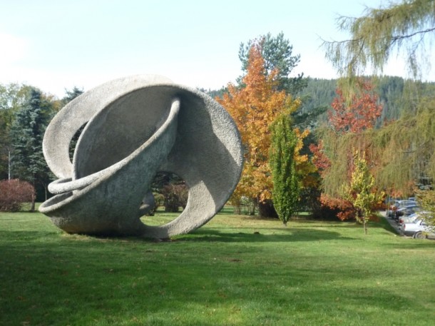 Rzeźba plenerowa Orbita  przed Urzędem Miejskim, odnowiona w 2006 zwana przez mieszkańców w czasach komuny ”uchem naczelnika”   
