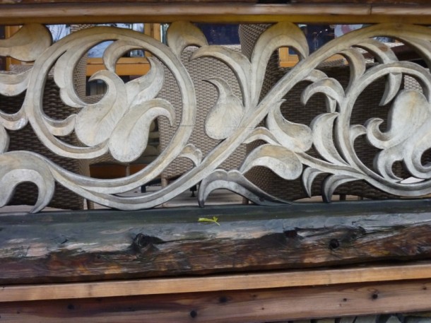 Drewniane elementy oryginalne na budynku słynnej zakopiańskiej restauracji „Watra”    