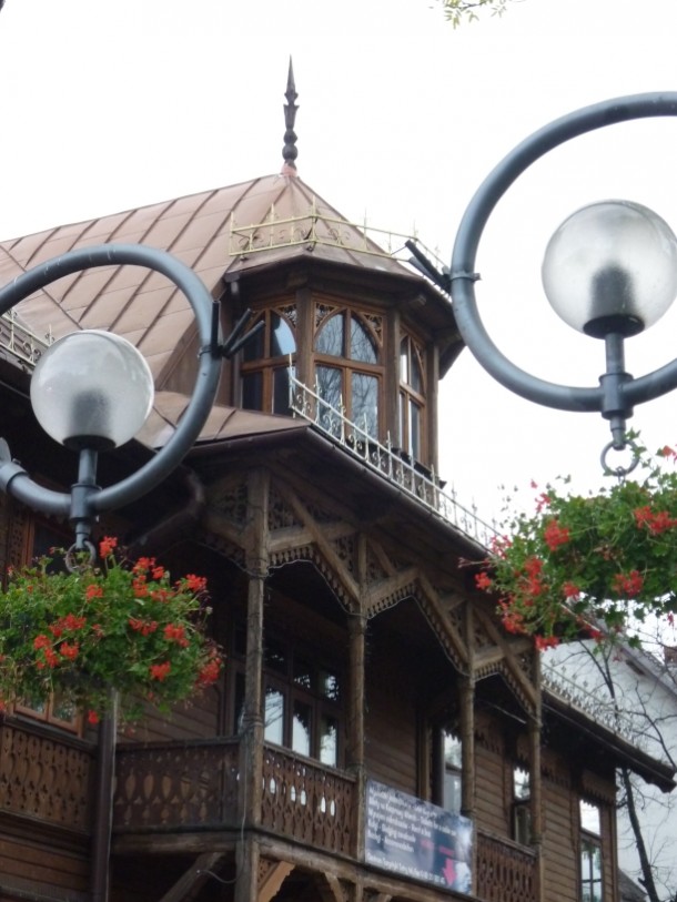 Willa Poraj – najsłynniejsza na Krupówkach, zbudowana w 1887 roku w stylu szwajcarskim.    