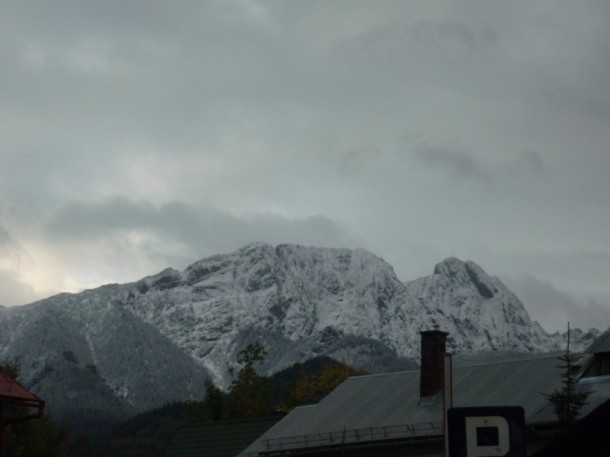 Pogoda w Tatrach zmienia się z godziny na godzinę – na dole pada deszcz, ale Giewont już wtedy jest w śniegu   