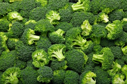 Warzywa - np. brokuły - zawierają sporo potasu, a ten obniża ciśnienie skurczowe o ok. 5 mmHg, a rozkurczowe o blisko 4 mmHg. Poza tym przyśpiesza wydalanie soli i wody, co sprawia, że chudniemy. Im więcej w jedzeniu potasu, tym mniejsze ryzyko udaru mózgu. (Uwaga, nadmiar potasu może szkodzić osobom chorym na nerki!)     
      
