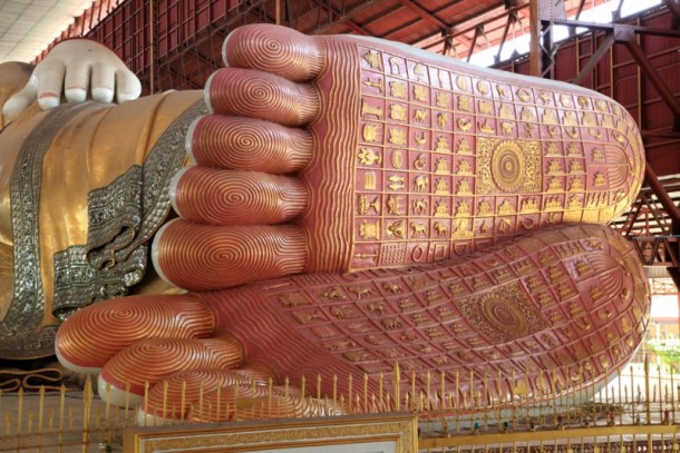 Jeden z największych posągów leżącego Buddy (Bago).                   